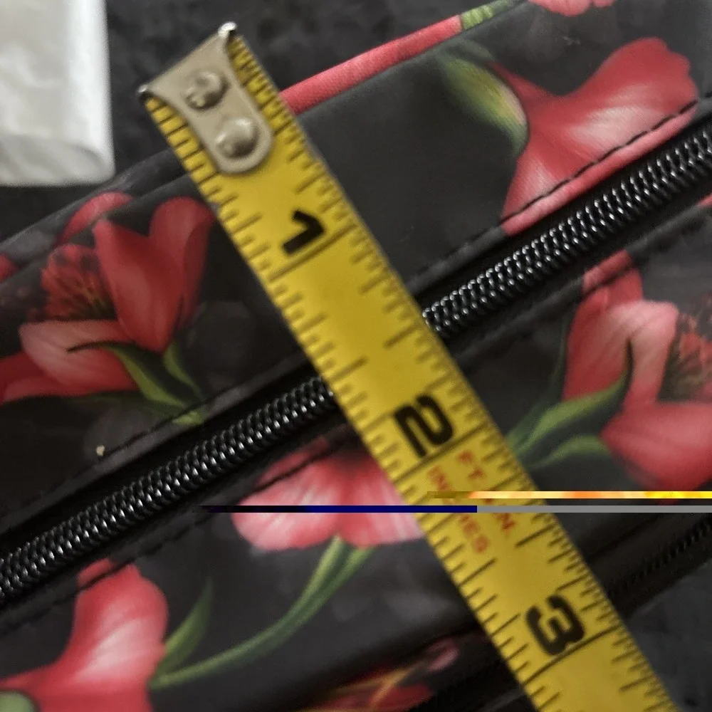 Tahari Cosmetic‎ bag